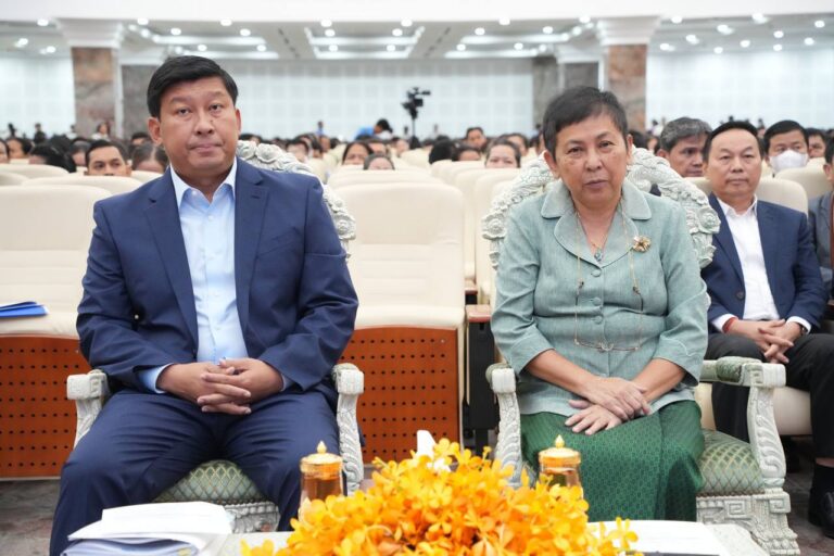 ផ្អែកលើវឌ្ឍនភាពនៃការរៀបចំលក្ខខណ្ឌនៃការប្រើប្រាស់ដីនៅតំបន់រមណីយដ្ឋានបេតិកភ័ណ្ឌពិភពលោកអង្គរ ក្រសួងរៀបចំដែនដី នគរូបនីយកម្ម និងសំណង់ បានរៀបចំការពិភាក្សាទូលាយ ជាមួយថ្នាក់ដឹកនាំ និងអ្នកជំនាញបេតិកភណ្ឌ នៃក្រសួងវប្បធម៌ និងវិចិត្រសិល្បៈ សំដៅស្វែងរកការឯកភាពគ្នា លើការរៀបចំបទប្បញ្ញត្តិ លក្ខខណ្ឌនៃការប្រើប្រាស់ដី និងការគ្រប់គ្រងនគរូបនីយកម្ម និងសំណង់ ក្នុងតំបន់រមណីយដ្ឋានបេតិកភណ្ឌពិភពលោកអង្គរ សំដៅការពារឧត្តមប្រយោជន៍ នៃការអភិរក្ស និងលើកស្ទួយជីវភាពរបស់អ្នកស្រុកអង្គរ បង្កលក្ខណៈឱ្យភ្ញៀវទេសចរមកកំសាន្ត និងបង្កើនឱកាសសេដ្ឋកិច្ចសម្រាប់កម្ពុជា