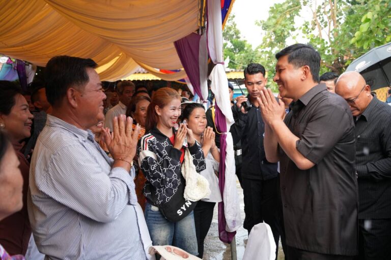 សូមថ្លែងអំណរគុណដល់រដ្ឋបាលខេត្តព្រះសីហនុ មន្ត្រីរាជការ កងកម្លាំងជុំវិញខេត្ត អជ្ញាធរមូលដ្ឋាន និងប្រជាពលរដ្ឋទាំងអស់ដែលបានចូលរួមសម្រេចយុទ្ធនាការចុះបញ្ជីដីធ្លីបង្ហើយ រហូតទទួលបានវិញ្ញាបនបត្រសម្គាល់ម្ចាស់អចលនវត្ថុនៅថ្ងៃនេះ។ ការចុះបញ្ជីដីបង្ហើយ គឺដើម្បីធានាបាននូវសុវត្ថិភាពផ្លូវច្បាប់ក្នុងការកាន់កាប់អចលនទ្រព្យ បង្កើតនិងបង្កើនបរិយាកាសគ្មានវិវាទ ផ្តល់សេវាគាប់ចិត្តជូនប្រជាជន និងថែមទាំងរួមចំណែកបង្កើនចំណូលថវិកាជាតិផងដែរ