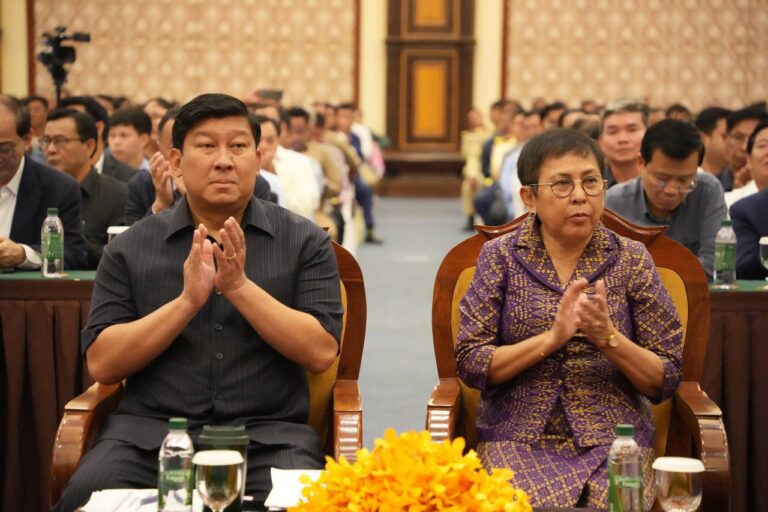 នេះជាកិច្ចពិគ្រោះយោបល់លើកទី៣ លើការកំណត់លក្ខខណ្ឌនៃការប្រើប្រាស់ដី និងការគ្រប់គ្រងនគរូបនីយកម្ម និងសំណង់ ក្នុងតំបន់រមណីយដ្ឋានបេតិកភណ្ឌពិភពលោកអង្គរ ដែលរៀបចំដោយក្រសួងរៀបចំដែនដី នគរូបនីយកម្ម និងសំណង់ ក្រសួងវប្បធម៌ និងវិចិត្រសិល្បៈ និងរដ្ឋបាលខេត្តសៀមរាប ដោយមានការអញ្ជើញចូលរួមពី តំណាងស្ថានទូតជប៉ុន ស្ថានទូតបារាំង តំណាងអង្គការយូនីស្កូ អ្នកជំនាញបេតិកភណ្ឌពិភពលោក អជ្ញាធរអប្សរា មេភូមិ ចៅសង្កាត់ និងតំណាងពលរដ្ឋទាំង ១១៤ភូមិ ក្នុងតំបន់ការពារ ទី ១ និងទី២ នៃឧទ្យានអង្គរ ដើម្បីពិភាក្សាលើការរៀបចំលក្ខណ្ឌនៃការប្រើប្រាស់ដី នគរូបនីយកម្ម និងសំណង់ ក្នុងតំបន់រមណីយដ្ឋានអង្គរ ជាមូលដ្ឋានឈានទៅជំហានបន្ទាប់ គឺការគិតគូរលើការជំរុញការវិនិយោគដើម្បីបង្កើនចំណូល និងសេដ្ឋកិច្ចខេត្តសៀមរាប សំដៅលើកកម្ពស់ការអភិរក្សបេតិកភណ្ឌ និងលើកស្ទួយជីវភាពអ្នកស្រុកអង្គរ