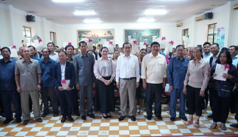ក្រសួងរៀបចំដែនដី នគរូបនីយកម្ម និងសំណង់ បានកំណត់ព្រំជាក់លាក់ ធ្វើការចុះបញ្ជី និងចេញវិញ្ញាបនបត្រសម្គាល់ម្ចាស់អចលនវត្ថុជូនវិទ្យាស្ថានជាតិកសិកម្មព្រែកលៀប និងប្រជាពលរដ្ឋសហគមន៍ព្រែកខ្វិត
