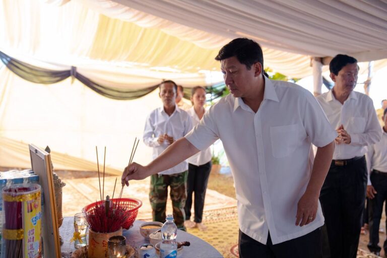គណៈប្រតិភូក្រសួងរៀបចំដែនដី នគរូបនីយកម្ម និងសំណង់ អញ្ជើញចូលរួមរំលែកទុក្ខជាមួយក្រុមគ្រួសារ​​យុទ្ធជនពលី​​​​ អនុសេនីយ៍ត្រី ចាន់ រដ្ឋធា ដែលបានពលីក្នុងហេតុការណ៍ប្រយុទ្ធលេីសមរភូមិជាមួយកងកម្លាំងប្រដាប់អាវុធថៃ ដេីម្បីបុព្វហេតុការពារដែនអធិបតេយ្យភាព និងបូរណភាពទឹកដីកម្ពុជា
