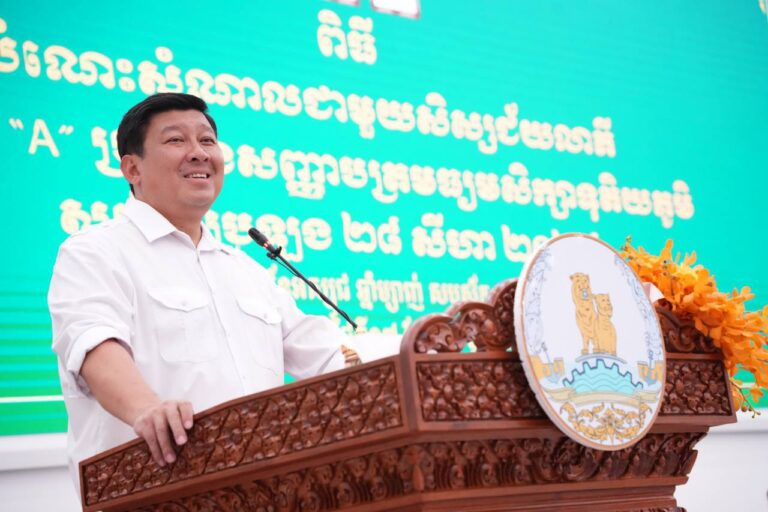 ក្រៅពីសាលារៀន សហគមន៍ សង្គមជាតិ និងពិភពលោក ក៏ជាថ្នាក់រៀនសម្រាប់ប្អូនៗទាំងអស់គ្នា។ មានចំណេះដឹង បញ្ញា និងវិជ្ជាជីវៈមិនទាន់គ្រប់គ្រាន់នោះទេសម្រាប់គុណភាពនៃខ្សែជីវិតជាក់ស្តែងនៅក្នុងសង្គមជាតិ ប្អូនៗត្រូវមានសុជីវធម៌ សីលធម៌ គុណធម៌ ចរិយាមារយាទ អត់ធ្មត់តស៊ូព្យាយាម ជម្នះរាល់ការលំបាក និងដាក់គោលដៅឱ្យបានជាក់លាក់ ទើបអាចធ្វើឱ្យជីវិតអាចដើរលើផ្លូវមួយទៅកាន់អនាគតបានល្អប្រសើរ។ ទន្ទឹមនឹងនេះ ដើម្បីរត់ប្រណាំងជាមួយនឹងពិភពលោកបច្ចុប្បន្ន ការយល់ដឹងអំពីប្រព័ន្ធបញ្ញាសិប្បនិម្មិត (AI) គឺជាតម្រូវការចាំបាច់ដែលមិនអាចខ្វះបាន ដែលសាលារៀនកម្ពុជាត្រូវតែមាន។