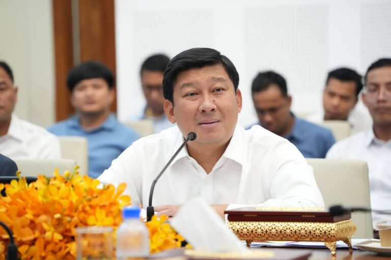 ក្រសួងរៀបចំដែនដី នគរូបនីយកម្ម និងសំណង់ ក្រសួងវប្បធម៌ និងវិចិត្រសិល្បៈ រដ្ឋបាលខេត្តសៀមរាប អាជ្ញាធរជាតិអប្សរា អាជ្ញាធរពាក់ព័ន្ធ បានផ្លាស់ប្តូរមតិយោបល់គ្នាលើគោលការណ៍ក្នុងការតាក់តែងប្លង់គោលនៃការប្រើប្រាស់ដីនៅក្នុងតំបន់បេតិកភណ្ឌពិភពលោកអង្គរ និងការកំណត់ការចុះទៅបញ្ជាក់ប្លង់គោលនៃការប្រើប្រាស់ដី ដើម្បីកសាងការឯកភាព រវាងបងប្អូនប្រជាពលរដ្ឋដែលកំពុងតែរស់នៅក្នុង ១១៤ភូមិ អាជ្ញាធរដែនដី និងអាជ្ញាធរអប្សរា ។