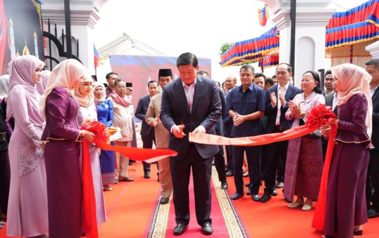 ការសម្ពោធដាក់ឱ្យប្រើប្រាស់ជាផ្លូវការនូវវិហារឥស្លាមម៉ាស្ជិតគៀនឃ្លាំង ក្នុងសង្កាត់ជ្រោយចង្វារ ខណ្ឌជ្រោយចង្វារ រាជធានីភ្នំពេញ បង្ហាញឱ្យឃើញយ៉ាងច្បាស់ពីសុខដុមនីយកម្មផ្នែកសាសនានៅកម្ពុជា