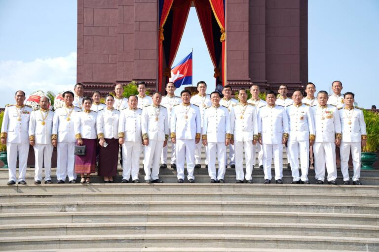 គណៈប្រតិភូក្រសួងរៀបចំដែនដី នគរូបនីយកម្ម និងសំណង់ អញ្ជើញចូលរួមដាក់កម្រងផ្កាគោរពវិញ្ញាណក្ខន្ធ នៅវិមានឯករាជ្យ និងថ្វាយកម្រងផ្កាគោរពព្រះវិញ្ញាណក្ខន្ធ ព្រះករុណា ព្រះបរមរតនកោដ្ឋ នៅមណ្ឌបសួនច្បារខាងកើតវិមានឯករាជ្យ ដើម្បីរំលឹកខួបអនុស្សាវរីយ៍លើកទី៧២ នៃទិវាបុណ្យឯករាជ្យជាតិ ៩ វិច្ឆិកា (៩ វិច្ឆិកា ១៩៥៣ – ៩ វិច្ឆិកា ២០២៥)