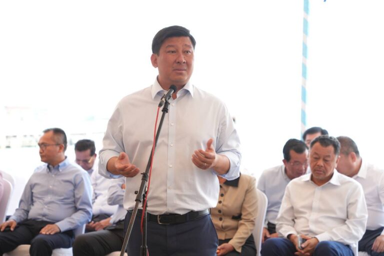 សូមពុកម៉ែ បងប្អូន ចូលរួមសហការណ៍ជាមួយក្រុមការងារក្រសួងរៀបចំដែនដី នគរូបនីយកម្ម និងសំណង់ និងរដ្ឋបាលខេត្តព្រះសីហនុ ដើម្បីរៀបចំអភិវឌ្ឍន៍កំពង់ផែស្វ័យ័តក្រុងព្រះសីហនុ ឱ្យទៅជាកំពង់ផែស្តង់ដាថ្នាក់តំបន់និងអន្តរជាតិ សម្រួលដល់ការដឹកជញ្ជូនបានងាយស្រួល តម្លៃថោក ទាក់ទាញវិនិយោគិនមកវិនិយោគកាន់តែច្រើន ដែលជាកត្តាពង្រឹងខឿនសេដ្ឋកិច្ចខេត្តព្រះសីហនុ និងប្រទេសកម្ពុជាទាំងមូល នាំទៅរកភាពឯករាជ្យម្ចាស់ការ ខ្លួនទីពឹងខ្លួន ស្របពេលកម្ពុជាបាននិងកំពុងប្រឈមនឹងការឈ្លានពានជាបន្តបន្ទាប់ ព្រមទាំងបញ្ហាវិបត្តិសកលផងដែរ ។