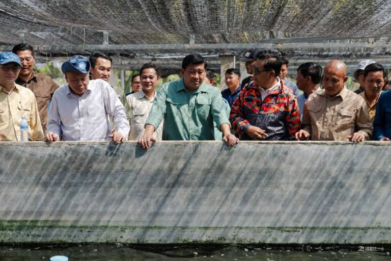 ក្រុមការងារចុះជួយមូលដ្ឋានខេត្តកំពត បានចុះពិនិត្យកសិដ្ឋានចិញ្ចឹមត្រី សមាគមម្រេចកំពត និងដាំបន្លែផ្ទះសំណាញ់ នៅស្រុកកំពង់ត្រាច ដើម្បីលើកទឹកចិត្ត និងថ្លែងអំណរគុណចំពោះផ្នត់គំនិតជាសហគ្រិនមូលដ្ឋាននិងគំនិតច្នៃប្រឌិតក្នុងការបង្កើតមុខរបរ និងបានរួមគ្នាជាសហគមន៍ដោយបានប្រមូលកម្លាំង ទុន និងបច្ចេកទេស ក្នុងការបង្កបង្កើនផល សំដៅផ្គត់ផ្គង់ទីផ្សារ និងធានានូវសន្តិសុខស្បៀង, ប្រាក់ចំណូល និងខឿនសេដ្ឋកិច្ចមូលដ្ឋានរឹងមាំ។