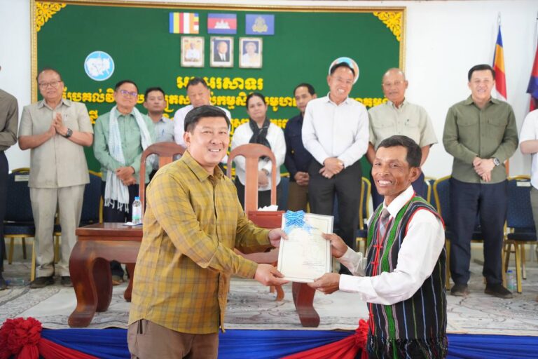 មិនខុសពីខេត្តភូមិភាគភូមិភាគឦសាន្ដពីរទៀត គឺខេត្តក្រចេះ និងរតនគិរី នោះទេ ឯកឧត្តមឧបនាយករដ្ឋមន្ត្រី អញ្ជើញមកខេត្តមណ្ឌលគីរីផ្ទាល់នាថ្ងៃនេះ ជាការពិតគឺមកប្រគល់ប័ណ្ណសមូហភាពជូនដល់បងប្អូនជនជាតិដើមភាគតិច តែលើសពីនេះគឺការបញ្ចប់ភាពមិនប្រាកដប្រជាលើការកាន់កាប់អចលនទ្រព្យរវាងដីឯកជន និងសមូហភាពរបស់បងប្អូនជនជាតិដើមភាគតិច ព្រមទាំងបញ្ចប់មន្ទិល និងកង្វល់ភ្នាក់ងាររបស់អង្គការសហប្រជាជាតិ និងធនាគារពិភពលោក ពីសុវត្ថិភាពក្នុងការកាន់កាប់ដីធ្លីរបស់បងប្អូនជនជាតិដើមភាគតិច។ ជាមួយគ្នានេះ ក៏ជាការបង្កើនភាពជឿជាក់ និងងាយស្រួលទៅដល់ធនាគារ និងមីក្រូហិរញ្ញវត្ថុក្នុងការវាយតម្លៃអចលទ្រព្យរបស់ជនជាតិដើមភាគតិច ឬដីសមូហភាពរបស់បងប្អូនជនជាតិដើមភាគតិច។