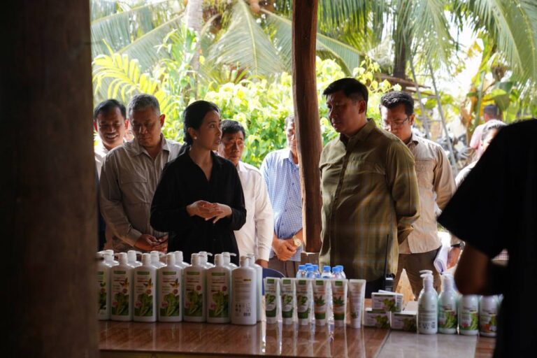 ក្រុមការងាររាជរដ្ឋាភិបាលចុះមូលដ្ឋានខេត្តកំពត​ បានចុះជួបសាកសួរសុខទុក្ខបងប្អូនប្រជាជនតាមមូលដ្ឋាន និងពិនិត្យស្រះទឹកសហគមន៍ទន្លេនាម ផ្ទះសំណាញ់ ផ្សារបោះដុំបន្លែ កសិដ្ឋានចិញ្ចឹមមាន់ជាសហគមន៍ និងក្រុមសហគមន៍ដាំស្ពៃក្រញាញ់ ដែលស្ថិតនៅស្រុកអង្គរជ័យ ខេត្តកំពត។