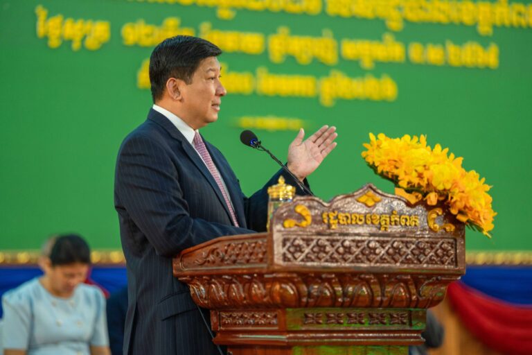 សូមធ្វើការវាយតម្លៃខ្ពស់និងថ្លែងអំណរគុណដល់រដ្ឋបាលខេត្តកំពត ក្រុមការងារចុះមូលដ្ឋាន មន្ត្រីរាជការ និងកងកម្លាំងមានសមត្ថកិច្ចគ្រប់លំដាប់ថ្នាក់ ដែលបានបន្តជ្រោងទង់សាមគ្គី និងឯកភាពផ្ទៃក្នុងរឹងមាំ ដើម្បីបុព្វហេតុជាតិ មាតុភូមិ និងប្រជាជន ព្រមទាំងបានចូលរួមចំណែកក្នុងការអភិវឌ្ឍខេត្តកំពត ប្រកបដោយភាពច្នៃប្រឌិត ជាក់ស្តែងនិយម និងឆ្លើយតបទៅនឹងយុទ្ធសាស្ត្របញ្ចកោណ ដំណាក់កាលទី១ “មនុស្ស ផ្លូវ ទឹក ភ្លើង និងបច្ចេកវិទ្យា” ទោះបីសង្គមជាតិទាំងមូលបាននិងកំពុងប្រឈមនឹងសត្រូវឈ្លានពាន និងបញ្ហាវិបត្តិសកលក៏ដោយ។