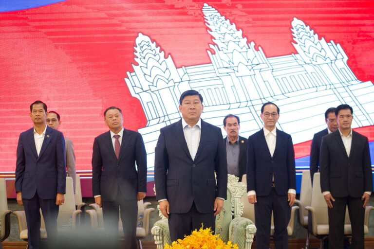 ក្រសួងរៀបចំដែនដី នគរូបនីយកម្ម និងសំណង់ និងគណៈសា្ថបត្យករកម្ពុជា បានរៀបចំសិក្ខាសាលាលើកកម្ពស់ការយល់ដឹងពីការកសាងទីក្រុងបៃតងប្រកបដោយនិរន្តភាព ដោយសិក្ខាសាលាបានលើកពីលក្ខខណ្ឌសេដ្ឋកិច្ច សង្គម វប្បធម៌ លក្ខខណ្ឌចាំបាច់ក្នុងការប្រែក្លាយទីក្រុងឱ្យមានភាពបៃតងប្រកបដោយនិរន្តភាព