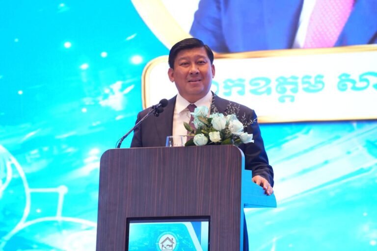 ការអភិវឌ្ឍលំនៅឋាននៅកម្ពុជាបានចាប់ផ្តេីមជាបណ្តេីរ​ៗតាំងពីឆ្នាំ១៩៨៩មក នៅពេលដែល​ប្រទេសយើងទទួលស្គាល់កម្មសិទ្ធិឯកជននិងធ្វេីការចុះបញ្ជីដីធ្លី​ឡេីងវិញ ព្រោះប្រជាពលរដ្ឋមានសិទ្ធិពេញលេញក្នុងការអភិវឌ្ឍលំនៅឋានផ្ទាល់ខ្លួនជាផ្ទះឈេី​ ផ្ទះល្វែង ផ្ទះវីឡាជាដេីម។