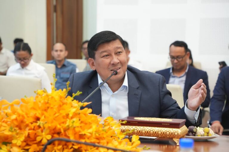 ក្នុងនាមគណៈកម្មាការរៀបចំដែនដី និងនគរូបនីយកម្ម បានរៀបចំកំណត់លក្ខខណ្ឌនៃការប្រើប្រាស់ដី និងប្លង់គោលនៃការប្រើប្រាស់ដី នៅទូទាំងខេត្តសៀមរាប ដោយផ្តោតជាសំខាន់ លើ១១៤ភូមិ នៅក្នុងតំបន់រមណីយដ្ឋានបេតិកភណ្ឌពិភពលោកអង្គរ និងគ្រប់ឃុំនៅតំបន់១ តំបន់២ និងតំបន់៣ នៅខេត្តជុំវិញតំបន់បឹងទន្លេសាបទាំងអស់ ក្នុងគោលបំណងថែរក្សាការពារបេតិកភណ្ឌពិភពលោកអង្គរ ថែរក្សាអាយុជីវិតបឹងទន្លេសាប កសាងខឿនសេដ្ឋកិច្ចជាតិនិងលើកស្ទួយជីវភាពអ្នកស្រុកអង្គរ និងអ្នកបឹងទន្លេសាប។