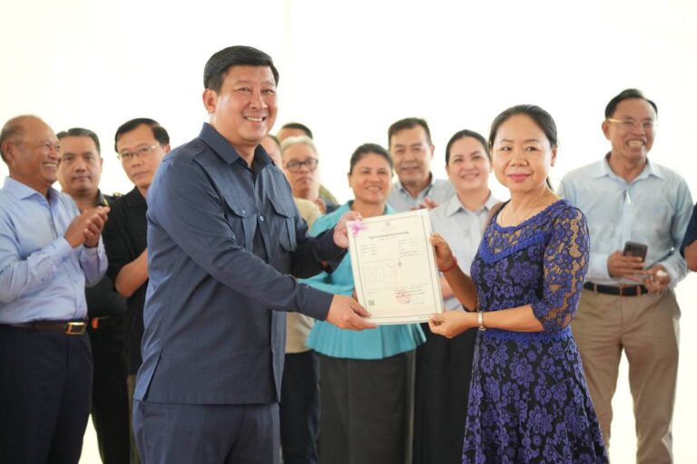 សូមថ្លែងអំណរគុណ ពុកម៉ែ បងប្អូន អតិថិជនបុរី ឡេង ណាវ៉ាត់ត្រា គម្រោង៦A ទាំងអស់ដែលចូលរួមសហការ អត់ធ្មត់ និងបើកចិត្តទទួលយកដំណោះស្រាយជាជំហានៗ របស់ក្រសួងរៀបចំដែនដី នគរូបនីយកម្ម និងសំណង់ ដែលឈានមកដល់ការប្រគល់ផ្ទះដែលបានសាងសង់រួចជូនបងប្អូននៅពេលនេះ និងបន្តគិតគូរយកចិត្តទុកដាក់ដោះស្រាយដើម្បីផ្ដល់ផ្ទះ ដី និងបណ្ណកម្មសិទ្ធិ ដែលនៅសេសសល់ជូនដល់ពុកម៉ែ បងប្អូន ជាបន្តបន្ទាប់ទៀតឱ្យបានឆាប់តាមដែលអាចធ្វើទៅបាន។