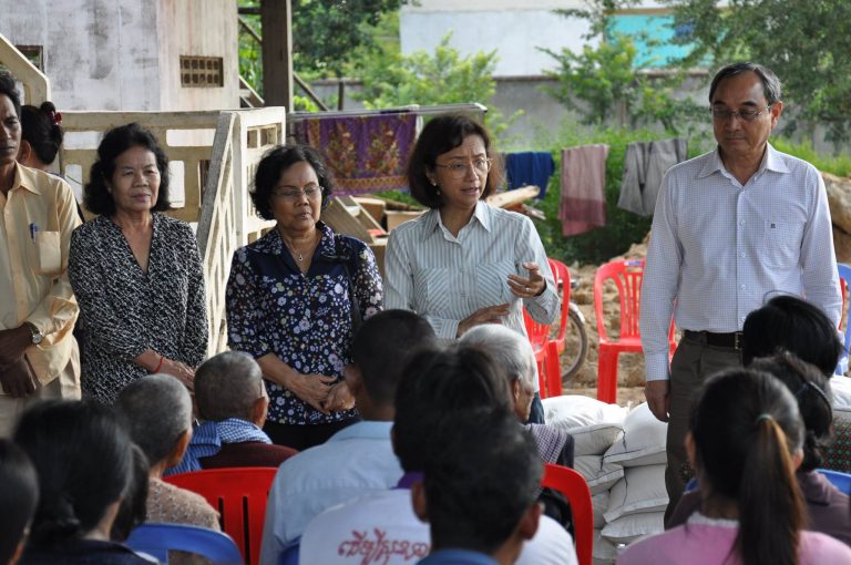 លោកជំទាវវេជ្ជ.អុឹង កន្ថាផាវី រដ្ឋមន្រ្តីក្រសួងកិច្ចការនារី និងឯកឧត្តម ត្រាក់ ថៃសៀង អភិបាលរងរាជធានីភ្នំពេញ បានអញ្ជើញចុះសួរសុខទុក្ខ និងចែកអំណោយជូនដល់ប្រជាជន ២៨គ្រួសារ