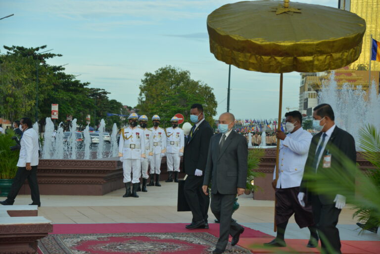 លោកជំទាវកិត្តិបណ្ឌិត អុឹង កន្ថាផាវី រដ្ឋមន្ត្រីក្រសួងកិច្ចការនារី អញ្ជើញចូលរួមក្នុងព្រះរាជពិធីពន្លត់ភ្លើងទៀនជ័យ