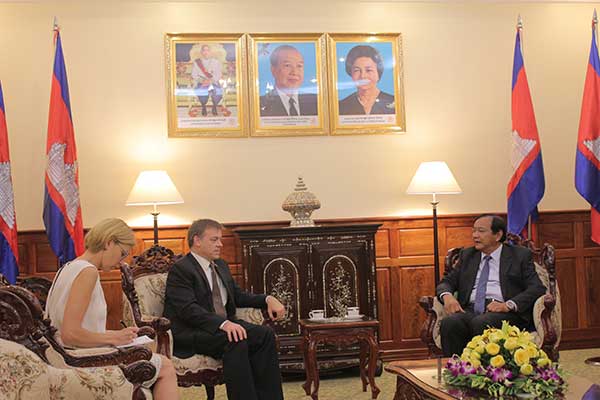 H.E. Minister Prak Sokhonn Met with Ambassador of the United Kingdom to Cambodia on November 02, 2015