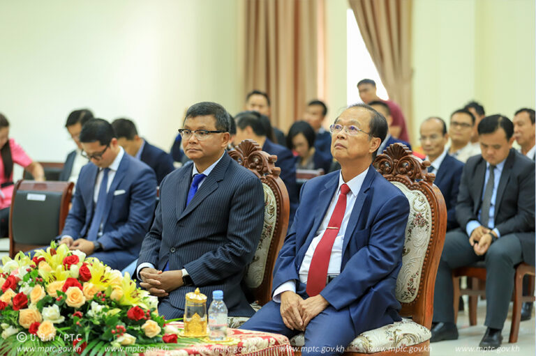 ​ឯកឧត្តម​រដ្ឋមន្ត្រី​ ​ត្រាំ​ អុី​វ​តឹក​ ​ចុះ​កិច្ចព្រមព្រៀង​អនុវត្ត​គម្រោង​បំពាក់​កុំព្យូទ័រ​ ​និង​ស​ម្ភារៈ​បច្ចេកទេស​គាំទ្រ​ការ​បង្រៀន​បច្ចេកវិទ្យា​គមនាគមន៍​ ​និង​ព័ត៌មាន​នៅ​ក​ម្រិ​ត​មធ្យមសិក្សា​ទុតិយ​ភូមិ​