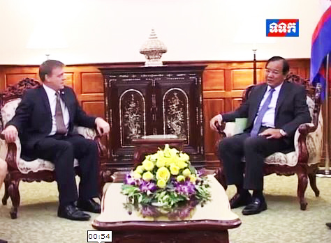 H.E. Minister Prak Sokhonn Met with Ambassador of the United Kingdom to Cambodia on November 02, 2015​