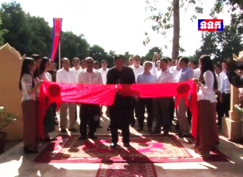 H.E Minister Prak Sokhonn Presided over the Groundbreaking Ceremony for the Construction of School Building and Inauguration Ceremony of the Library at Hun Sen Saang High School on November 14, 2015.​