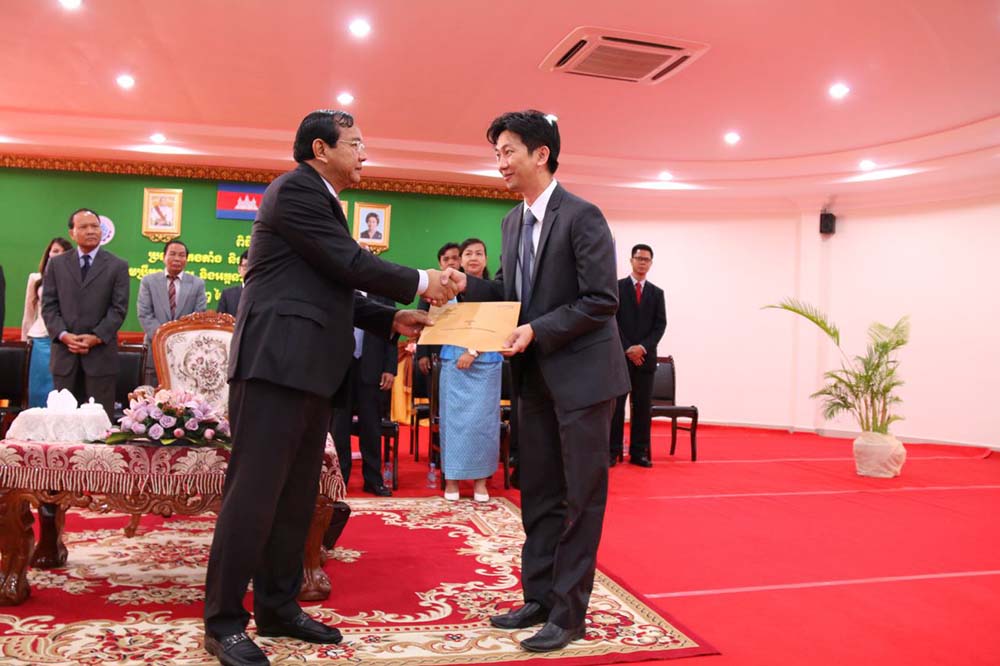 H.E. Minister Prak Sokhonn presided over the Promotion Ceremony for a Chairman of Board of Directors and an Acting Director General of Telecom Cambodia.