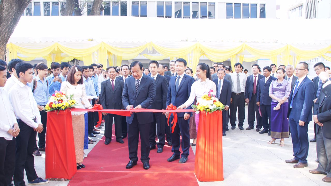 H.E. Minister Prak Sokhonn presided over the Official Inauguration Ceremony of Information Technology Training Center and HUAWEI Media of the National Institute of Posts, Telecommunications and Information Technology on December 15, 2015.