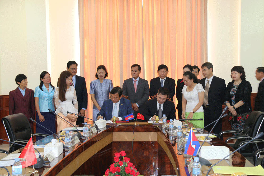 H.E. Ek Vandy, on 25 November 2016, presided over the Meeting and Signing Ceremony on Government Officials Training between the State Post Bauru of the People’s Republic of China and MPTC of the Kingdom of Cambodia.