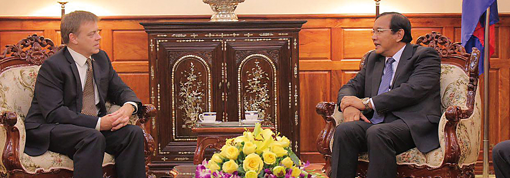 H.E. Minister Prak Sokhonn Met with Ambassador of the United Kingdom to Cambodia on November 02, 2015