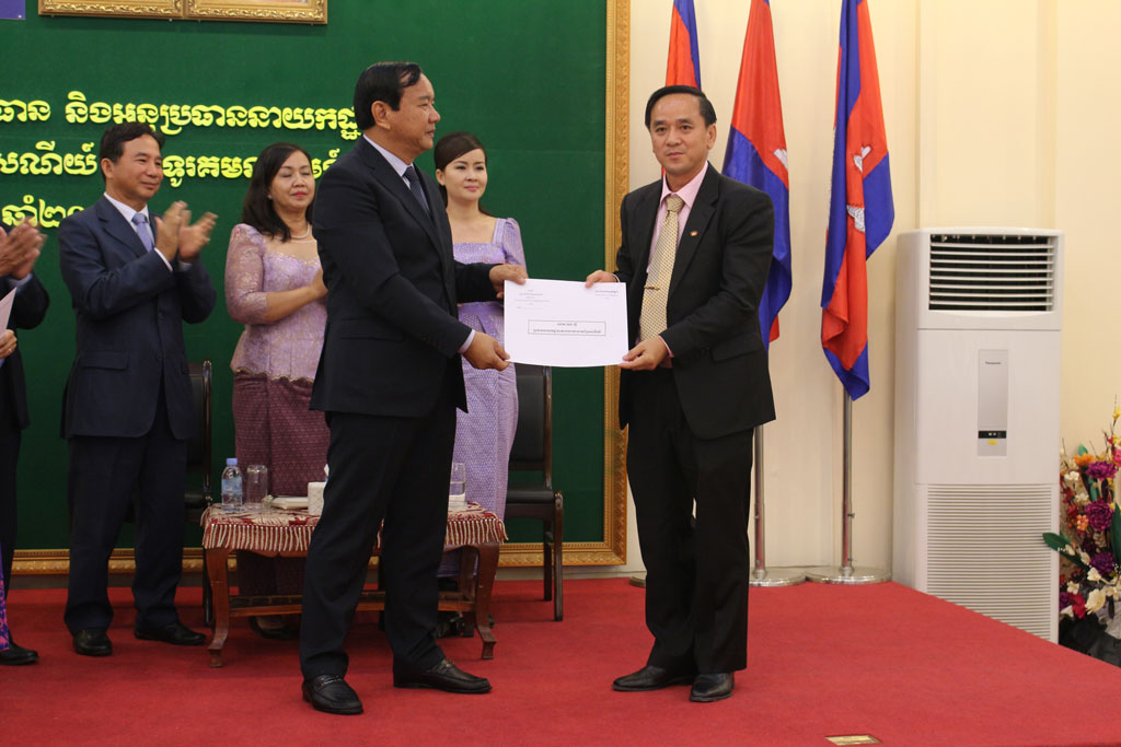 H.E. Minister Prak Sokhonn Presided over the Promotion Ceremony for Assistants and Government Officials of the Ministry of Posts and Telecommunications on December 29, 2015.