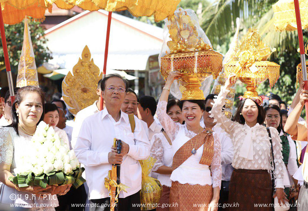 ឯកឧត្ដមរដ្ឋមន្ត្រី ត្រាំ អុីវតឹក និងលោកជំទាវ ដង្ហែអង្គកឋិនឆ្ពោះទៅកាន់វត្តពោធិទន្ទឹម ស្ថិតក្នុងស្រុកទឹកផុស ខេត្តកំពង់ឆ្នាំង​