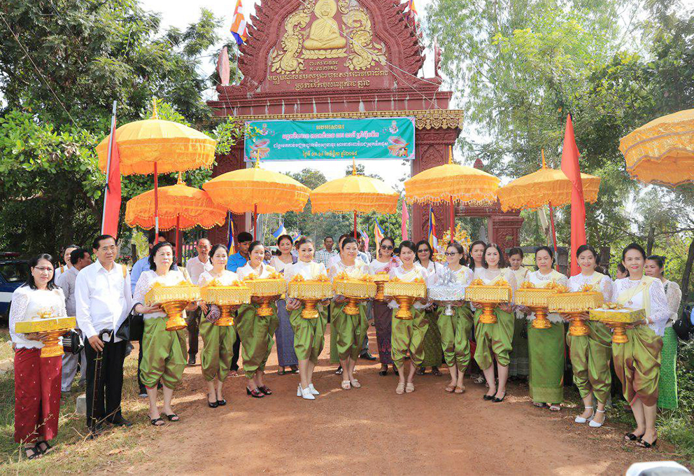 លោកជំទាវ ឈរ ​ណារី​ ត្រាំ អុីវតឹក​ ដង្ហែ​អង្គកឋិន​ទាន​ទៅ​វេរប្រគេន​ព្រះ​សង្ឃ​ដែល​គង់ចាំ​ព្រះ​វស្សា​អស់​ត្រីមាស​ក្នុង​មណ្ឌល​វិបស្សនាធុរៈ​សារ​នាឋ​ពោធិរាជ​