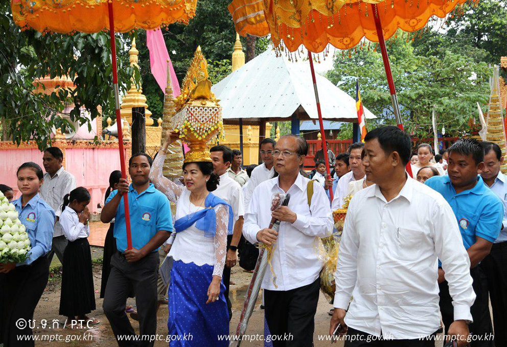 ឯកឧត្ដមរដ្ឋមន្ត្រី ត្រាំ អុីវតឹក និង​លោក​ជំទាវ​ ដង្ហែ​អង្គ​កឋិន​ទាន​ទៅ​វត្ត​វិហារ​បិទ​មាស​ ស្ថិត​នៅ​ភូមិ​ជី​ពូក​ ឃុំ​ក្បាល​ទឹក​ ស្រុក​ទឹក​ផុស​ ខេត្ត​កំពង់​ឆ្នាំង​​