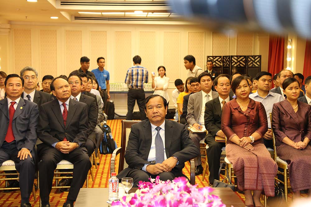 H.E. Minister Prak Sokhonn Presided over the Signing Ceremony of Memorandum of Understanding between Cambodia Post and Kerry Worldbridge Express Co., Ltd. at Raffles Hotel le Royal, February 10, 2016