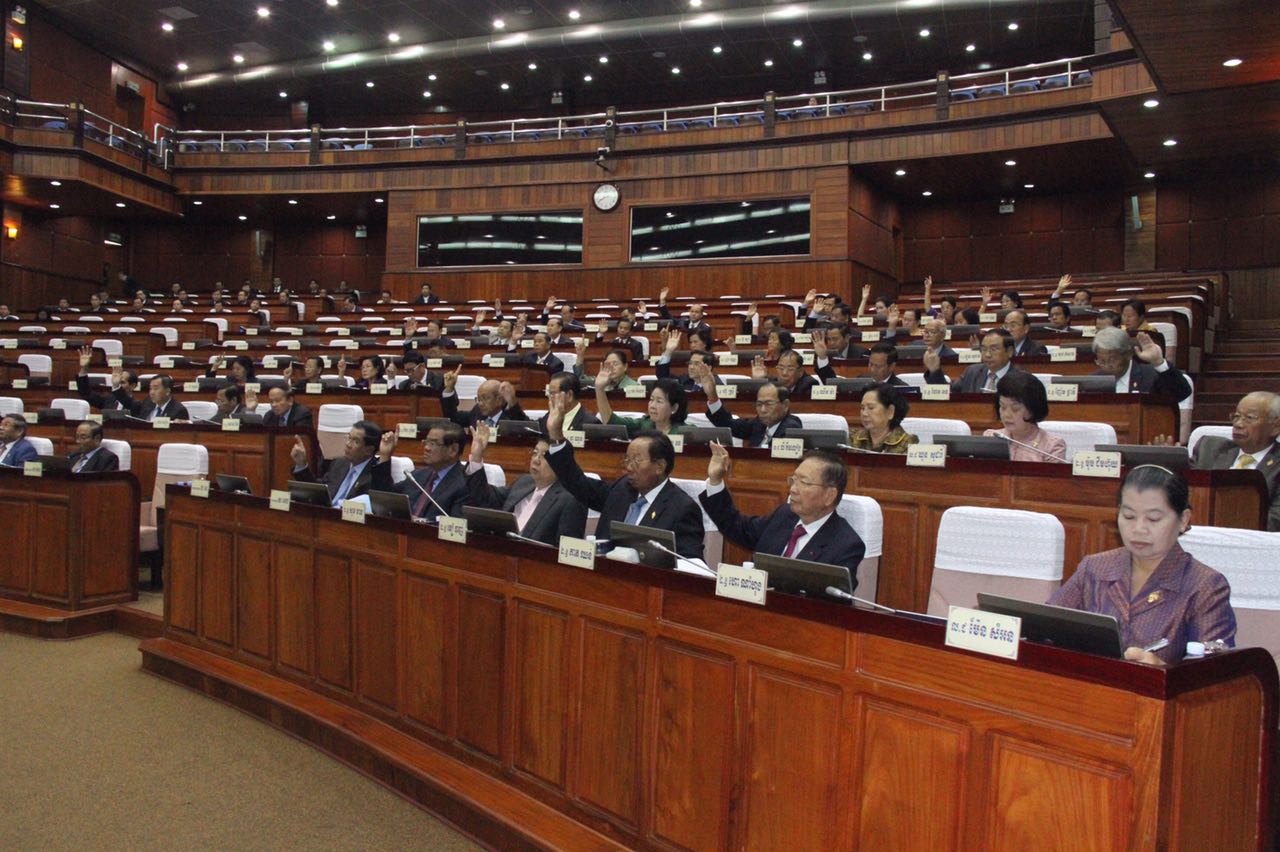 H.E Prak Sokhonn, Minister of Posts and Telecommunications led Delegates and Experts to have Meeting with the National Assembly’s Members to Defend the Draft of Telecom Law at National Assembly Building on November 30, 2015. ​