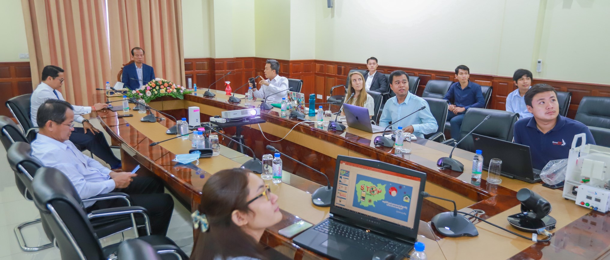 Minister Vandeth Chea Hold a Meeting with a Technology Study-Research Team to Support the Fight Against Covid-19