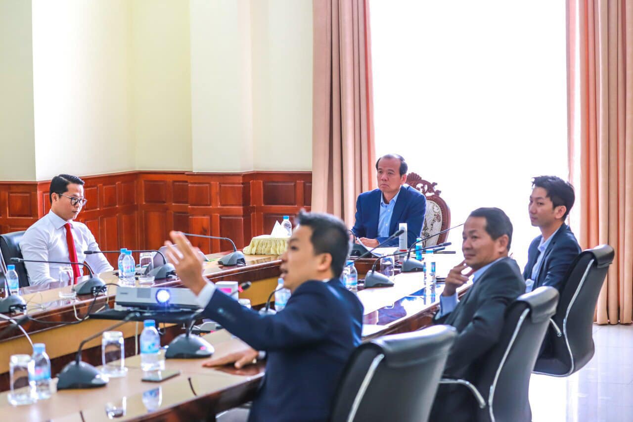 Minister Vandeth Chea hold a meeting with Secretaries of Sate and Under Secretaries of State of Ministry of Post and Telecommunications