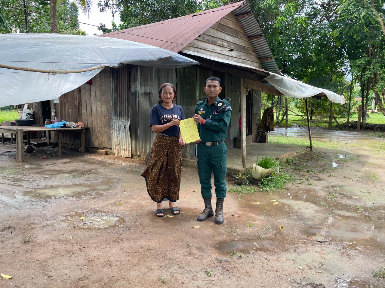 កម្លាំងប៉ុស្តិ៍នគរបាលរដ្ឋបាលឃុំជីផាត បានចុះល្បាតក្នុងមូលដ្ឋាននិងបានផ្តល់សៀវភៅស្នាក់នៅ(ក២)