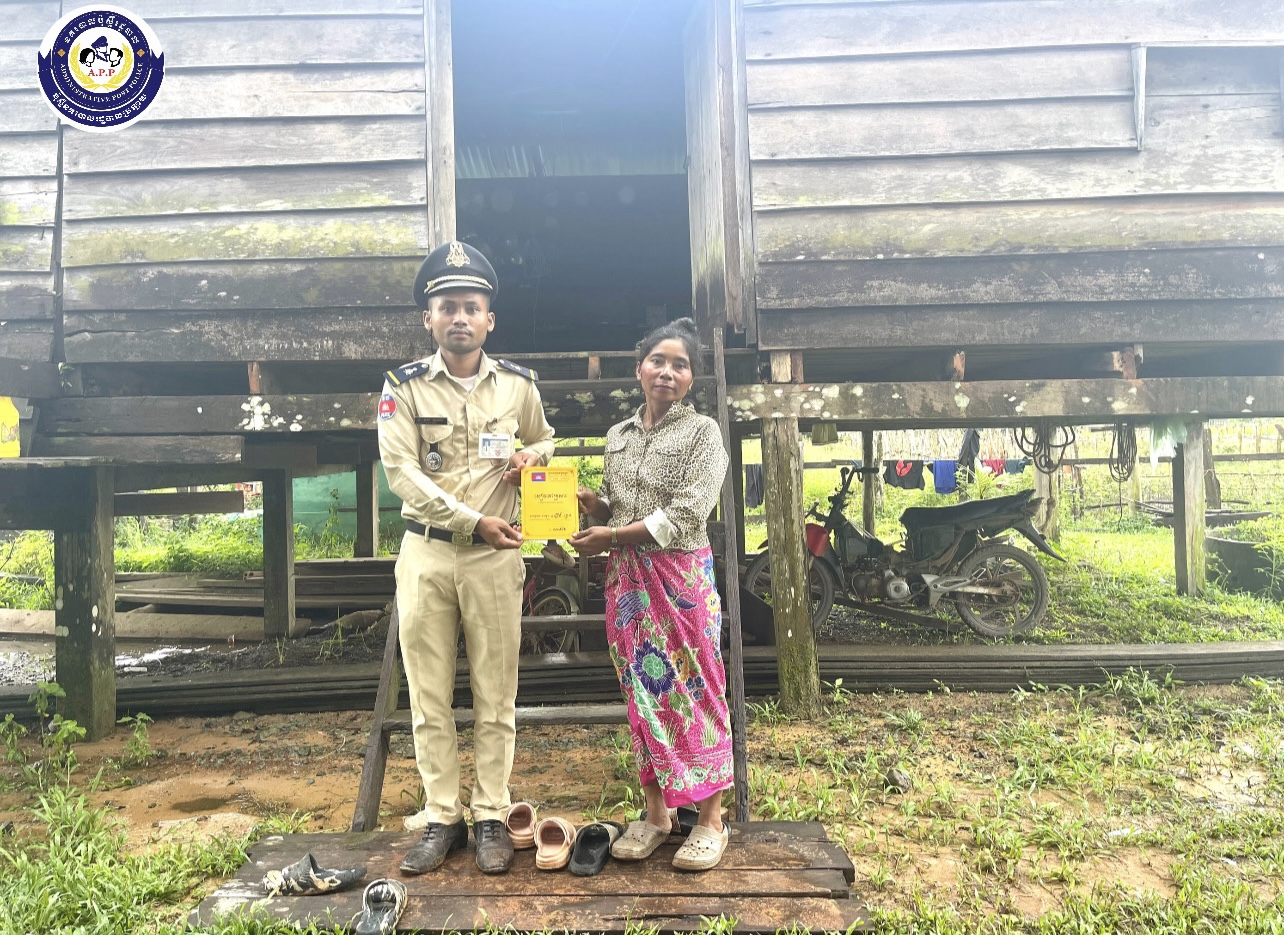 ប៉ុស្តិ៍នគរបាលរដ្ឋបាលប្រឡាយ បានចេញល្បាតក្នុងមូលដ្ឋាន ចែកសៀវភៅគ្រួសារ(ក៤)ជូនប្រជាពលរដ្ឋតាមខ្នងផ្ទះ និងចុះការពារការិយាល័យចុះឈ្មោះបោះឆ្នោត