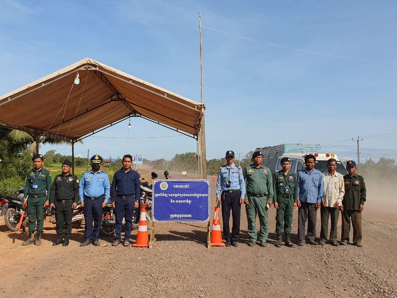 លោក ខេង សំខាន់ អភិបាលរងស្រុក និងជាប្រធានក្រុមទី៤ បានដឹកនាំកម្លាំងចម្រុះ ដែលប្រចាំការគោលដៅការពារសន្ដិសុខសណ្ដាប់ធ្នាប់ ដើម្បីចុះរឹតបន្តឹង និងណែនាំច្បាប់ចរាចរណ៍ផ្លូវគោក នៅចំណុចចន្លោះគីឡូម៉ែត្រលេខ៣៣-៣៤ ផ្លូវជាតិលេខ៤៨ ភូមិតាំកន់ ឃុំកណ្ដោល ស្រុកបូទុមសាគរ ខេត្តកោះកុង។ប្រភព:រដ្ឋបាលស្រុកបូទុមសាគរ