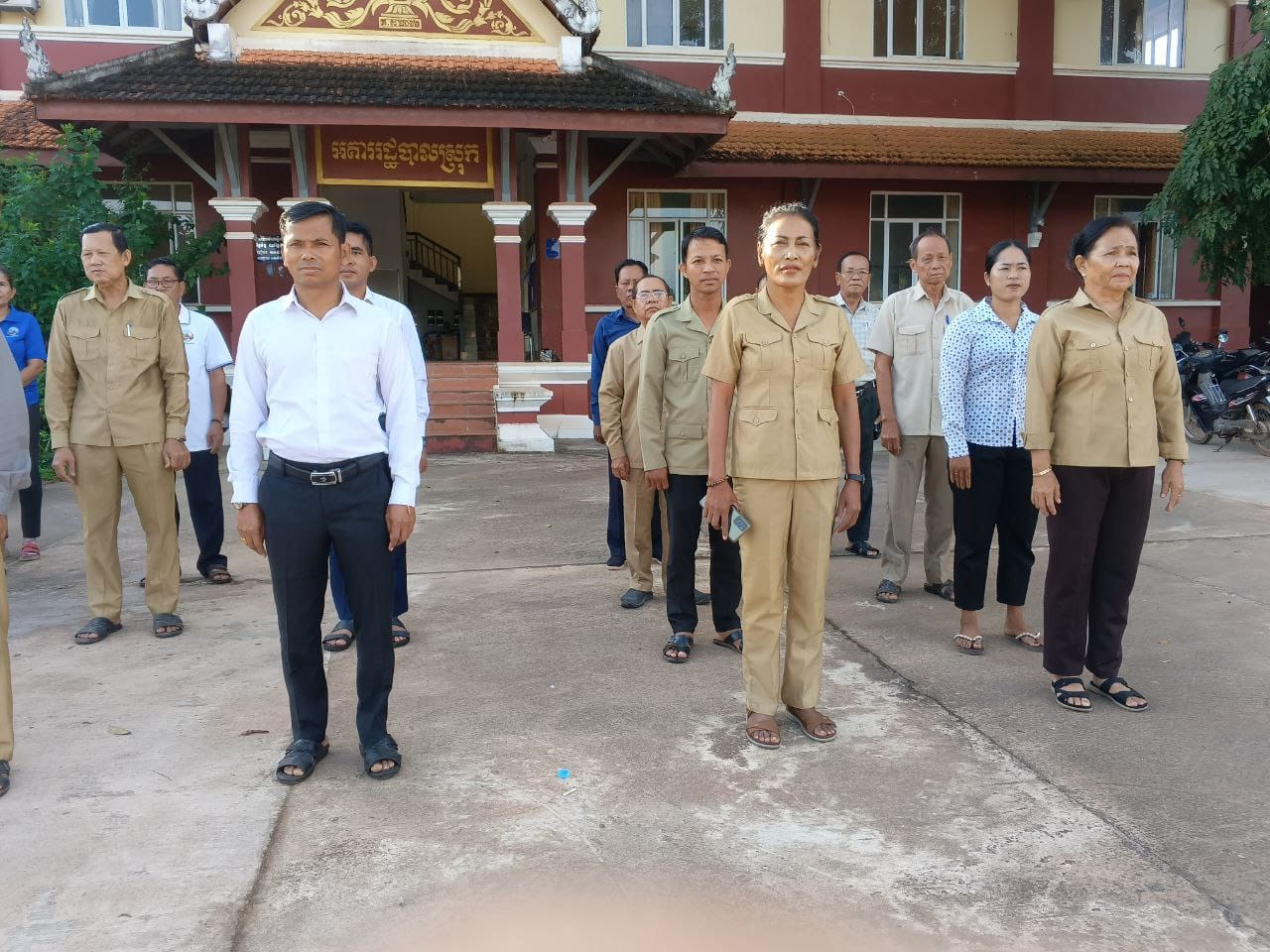 ក្រុមប្រឹក្សាស្រុក គណៈអភិបាលស្រុក មន្រ្តីរាជការ នៃរដ្ឋបាលស្រុកបូទុមសាគរ បានធ្វើការគោរពទង់ជាតិ នៃព្រះរាជាណាចក្រកម្ពុជា នាព្រឹកថ្ងៃចន្ទដើមសប្តាហ៍។ប្រភពៈរដ្ឋបាលស្រុកបូទុមសាគរ