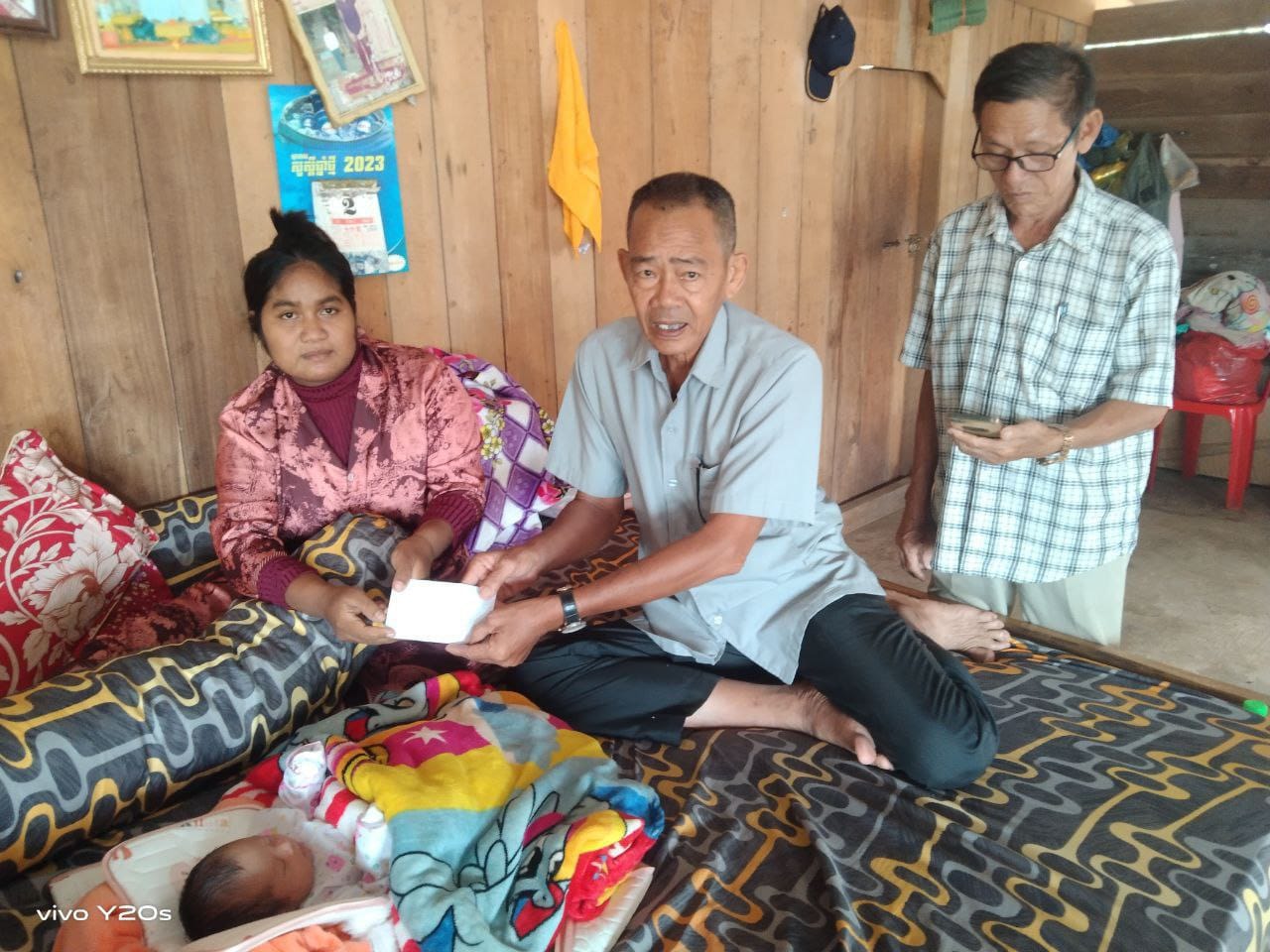 លោក ឃៀង យិង មេឃុំអណ្តូងទឹក បានដឹកនាំក្រុមការងារឃុំ ភូមិ អញ្ជើញចុះសួរសុខទុក្ខ និងឧបត្ថម្ភថវិកាមួយចំនួនជូនដល់លោកស្រី ឈូក គីមឡេង អនុភូមិជីត្រេះ ដែលទើបសម្រាលកូន និងកំពុងសម្រាកនៅគេហដ្ឋាន ដែលស្ថិតក្នុងភូមិជីត្រេះ ឃុំអណ្តូងទឹក