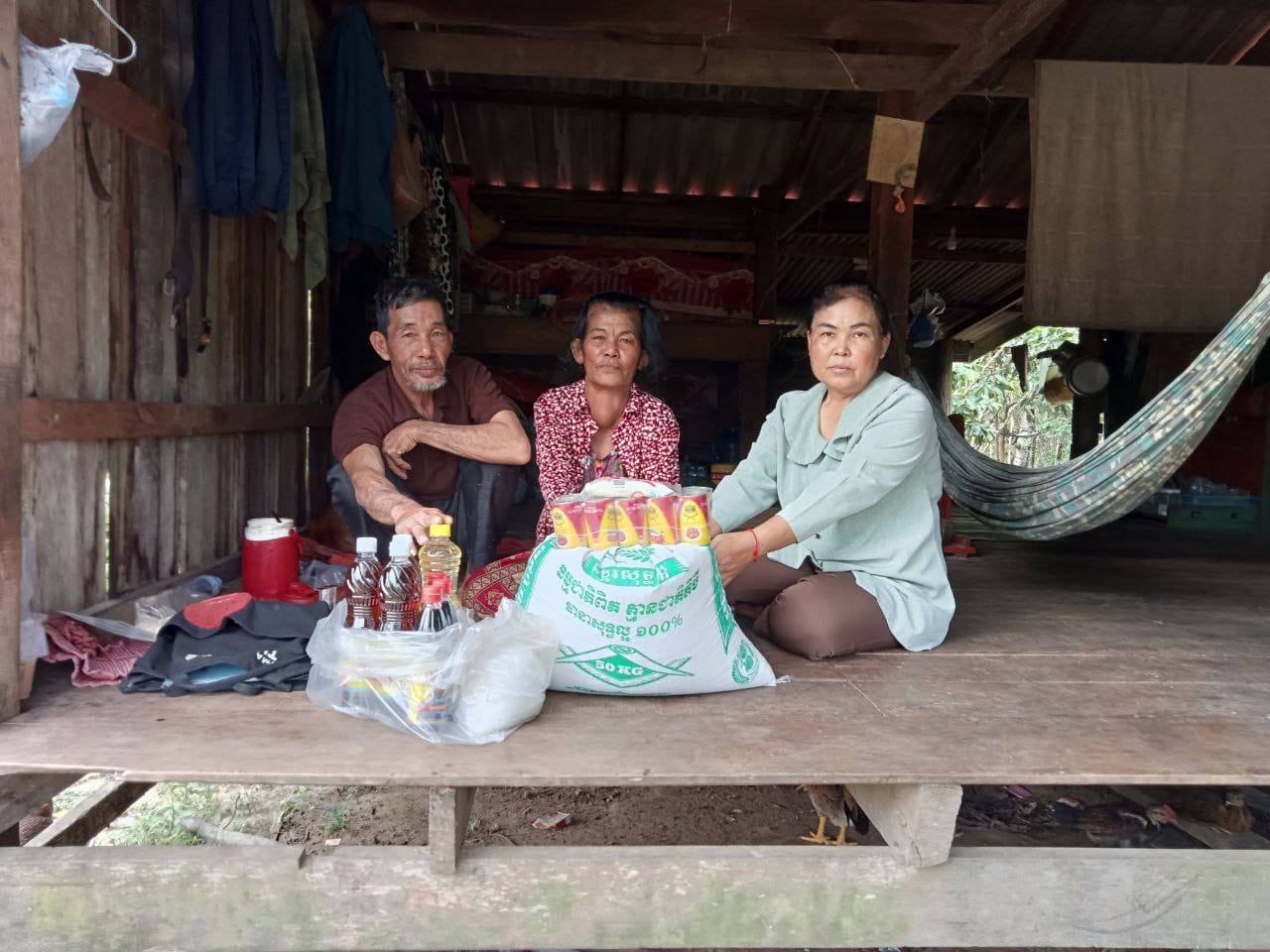 លោកស្រី ផៃ ទួន សមាជិកក្រុមប្រឹក្សាទទួលបន្ទុកកិច្ចការនារីនឹងកុមារឃុំ បានសហការជាមួយលោកមេភូមិទួលពោធិ៍ ចុះសួរសុខទុក្ខគ្រួសារក្រីក្រចំនួន២គ្រួសារ