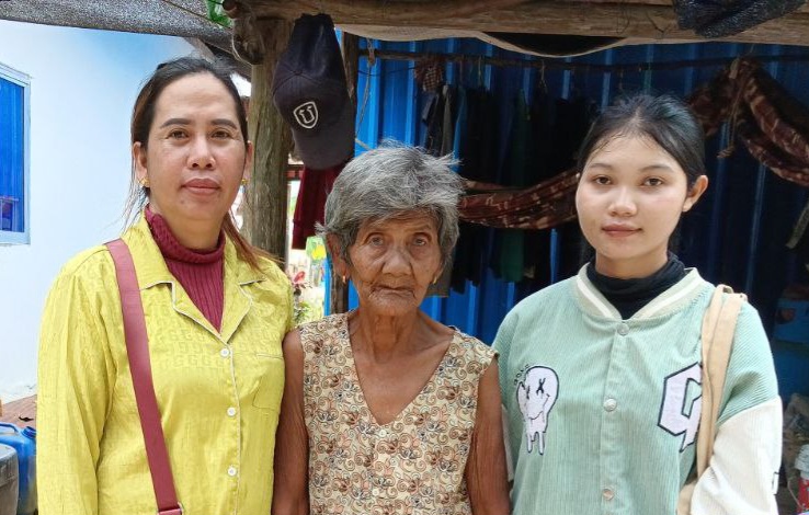 រដ្ឋបាលឃុំព្រែកខ្សាច់ បានកំណត់អត្តសញ្ញាណកម្មគ្រួសារក្រីក្រតាមការស្នើសុំ និងគ្រួសារក្រីក្រផុតសុពលភាព នៅភូមិព្រែកខ្សាច់ ចំនួន១១គ្រួសារ ស្ថិតនៅក្នុងឃុំព្រែកខ្សាច់