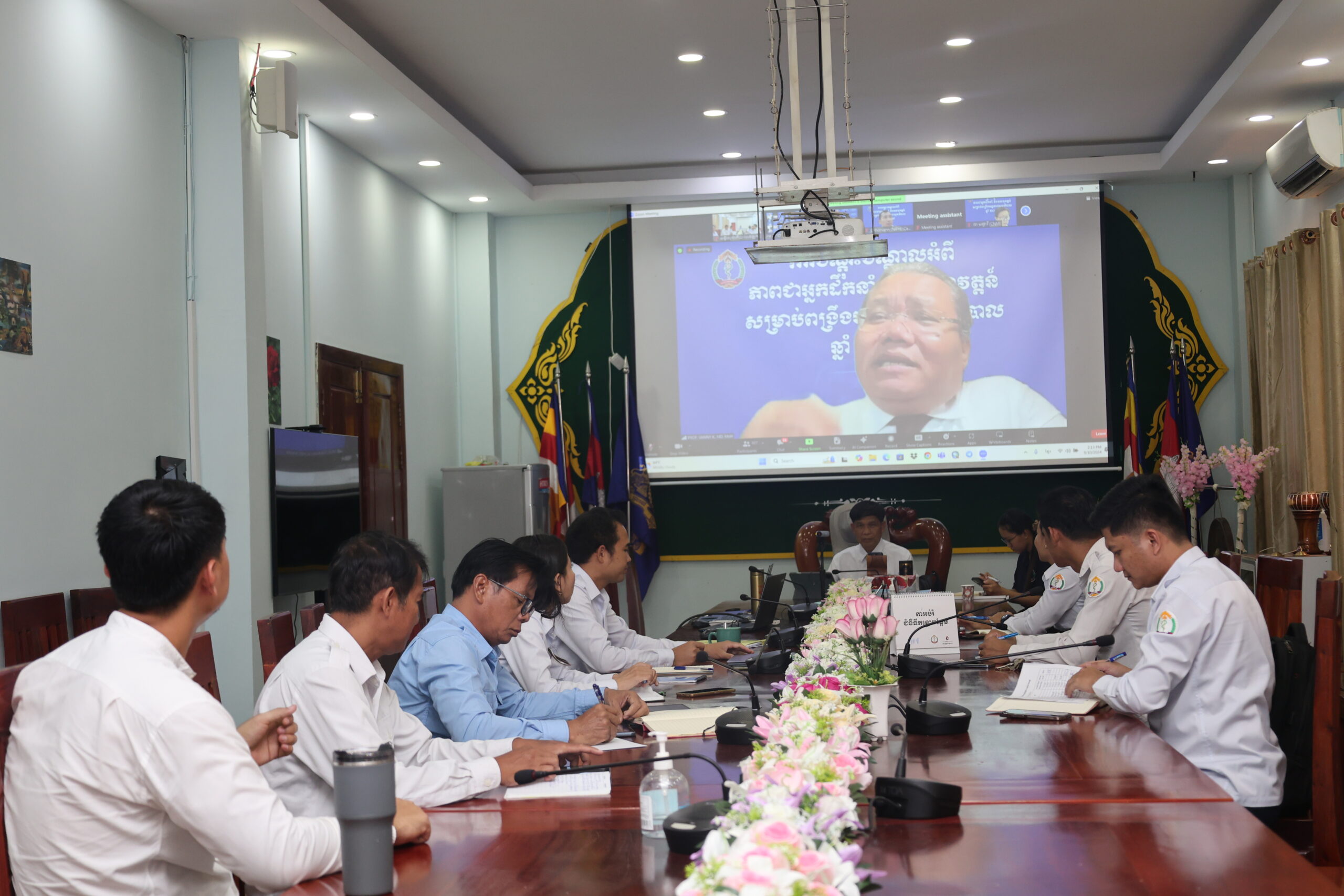 ថ្នាក់ដឹកនាំមន្ទីរសុខាភិបាល មន្ទីរពេទ្យបង្អែក ការិយាល័យស្រុកប្រតិបត្តិ មណ្ឌលសុខភាព បានចូលរួមបណ្ដុះបណ្ដាលភាពជាអ្នកដឹកនាំ និងនវានវត្តន៍ ក្រោមអធិបតីភាព ឯកឧត្តមសាស្រ្តាចារ្យ ឈាង រ៉ា រដ្ឋមន្ត្រីក្រសួងសុខាភិបាល