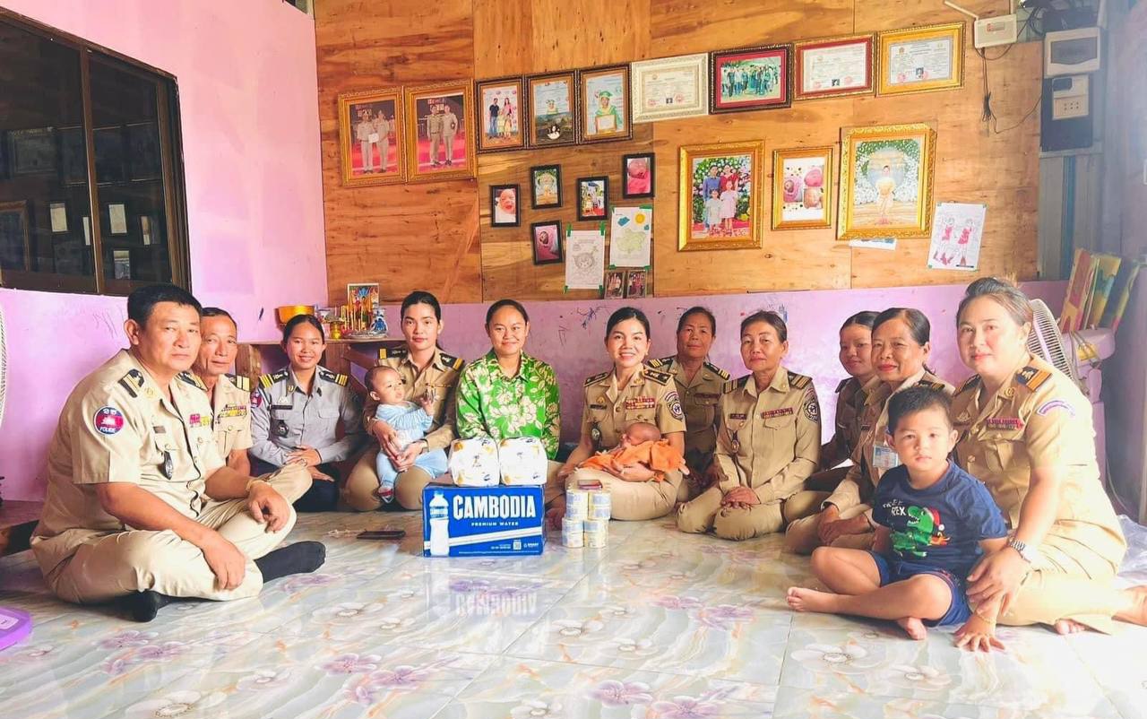លោកស្រីឧត្តមសេនីយ៍ត្រី ពេជ្រ ស្រីពី ស្នងការរងទទួលផែនការងារប្រឆាំងការជួញដូរមនុស្ស និងការពារអនីតិជន និងការងារយេនឌ័រ តំណាងលោកឧត្តមសេនីយ៍ទោស្នងការ បានដឹកនាំកម្លាំងនគរបាលនារី​ ចុះសួរសុខទុក្ខ លោកស្រីវរសេនីយ៍ទោ ហ៉ិន ម៉ាលីន នាយរងការិយាល័យគណនេយ្យ ដែលបានសម្រាកលំហែរមាតុភាព នៅគេហដ្ឋាន