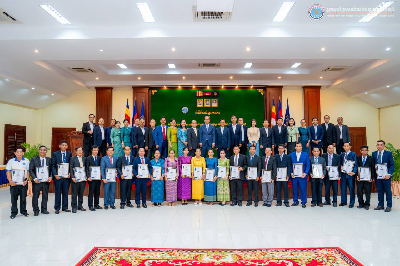 មន្ទីរប្រៃសណីយ៍និងទូរគមនាគមន៍ខេត្តកោះកុង លោក ទូច​ វុទ្ធី​ ប្រធាន​មន្ទីរ​​ និងលោកប្រធាន-អនុប្រធាន​ការិយាល័យពីររូប បានចូលរួមសិក្ខាសាលាស្តីពីការពង្រឹងសមត្ថភាពអនុវត្តការងារនៅមន្ទីរប្រៃសណីយ៍និងទូរគមនាគមន៍(ជំហានទី៣)​