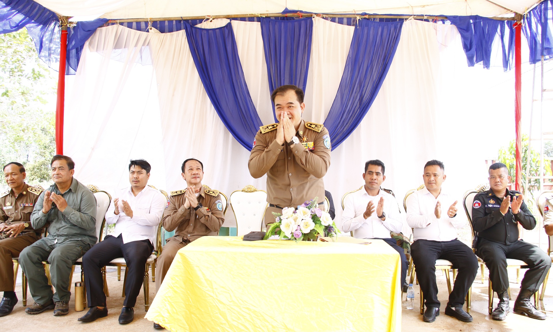 លោក ឈេង សុវណ្ណដា អភិបាលរង នៃគណៈអភិបាលខេត្តកោះកុង បានអញ្ជើញជាអធិបតី ក្នុងពិធីផ្តល់សំណងគោលនយោបាយ ជូនប្រជាពលរដ្ឋ ដែលរងផលប៉ះពាល់ជើងបង្គោល និងខ្សែគន្លង នៃគម្រោងសាងសង់ខ្សែបញ្ជូនអគ្គិសនីរបស់ក្រុមហ៊ុនរ៉ូយ៉ាល់គ្រុប ស្ថិតនៅឃុំអណ្ដូងទឹក ស្រុកបូទុមសាគរ ខេត្តកោះកុង