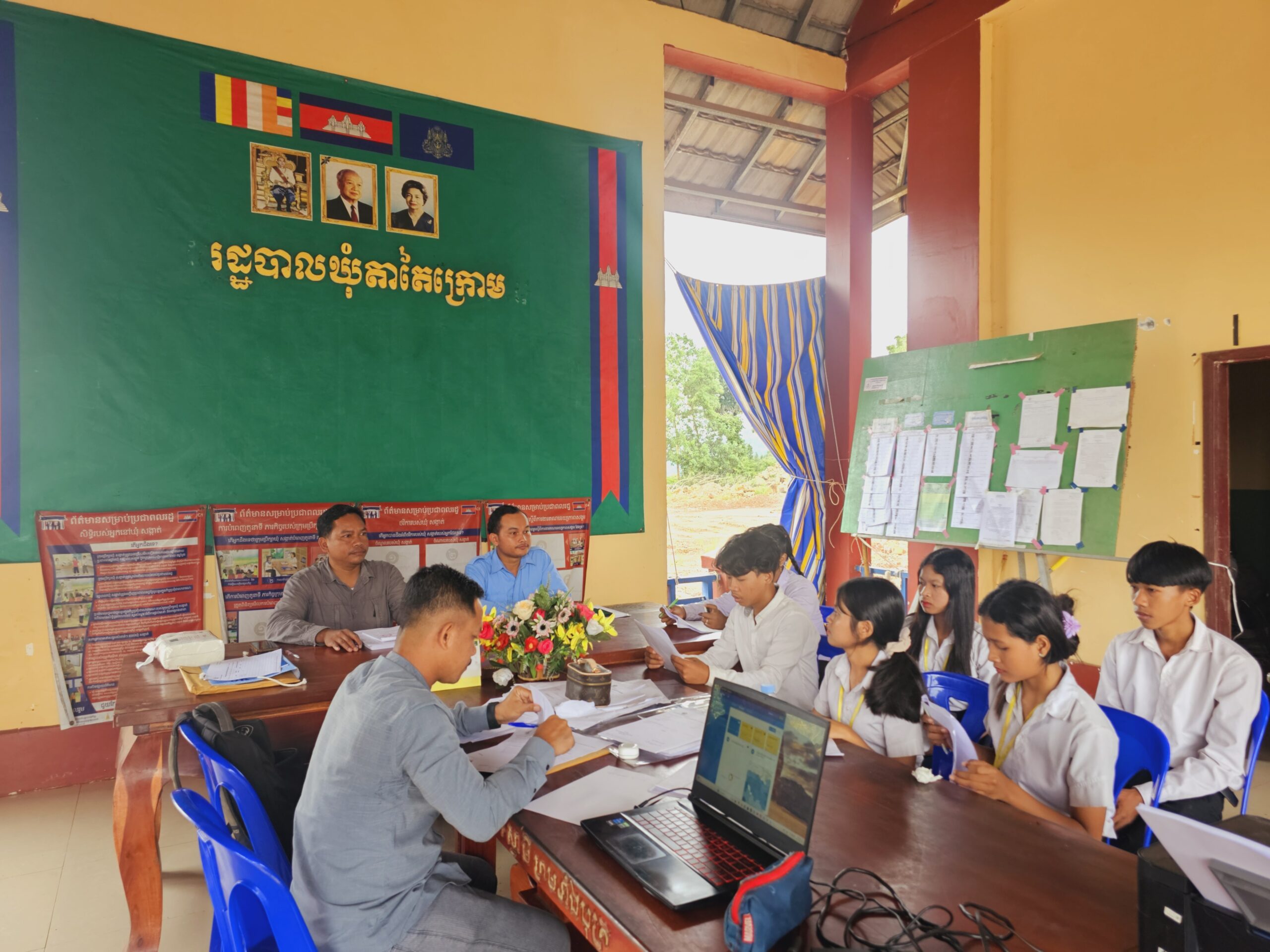 លោក អ៊ូ ឆេនឆៃវិសាន្ដ មេឃុំតាតៃក្រោម បានទទួលជួបប្រជុំជាមួយសិស្សនុសិស្ស ថ្នាក់ទី៨ នៃសាលាអនុវិទ្យាល័យតាតៃដើម្បីស្វែងយល់ពីរបៀបធ្វើសារណា លើប្រធានបទការយល់ដឹងអំពីច្បាប់ចរាចរណ៍ ។