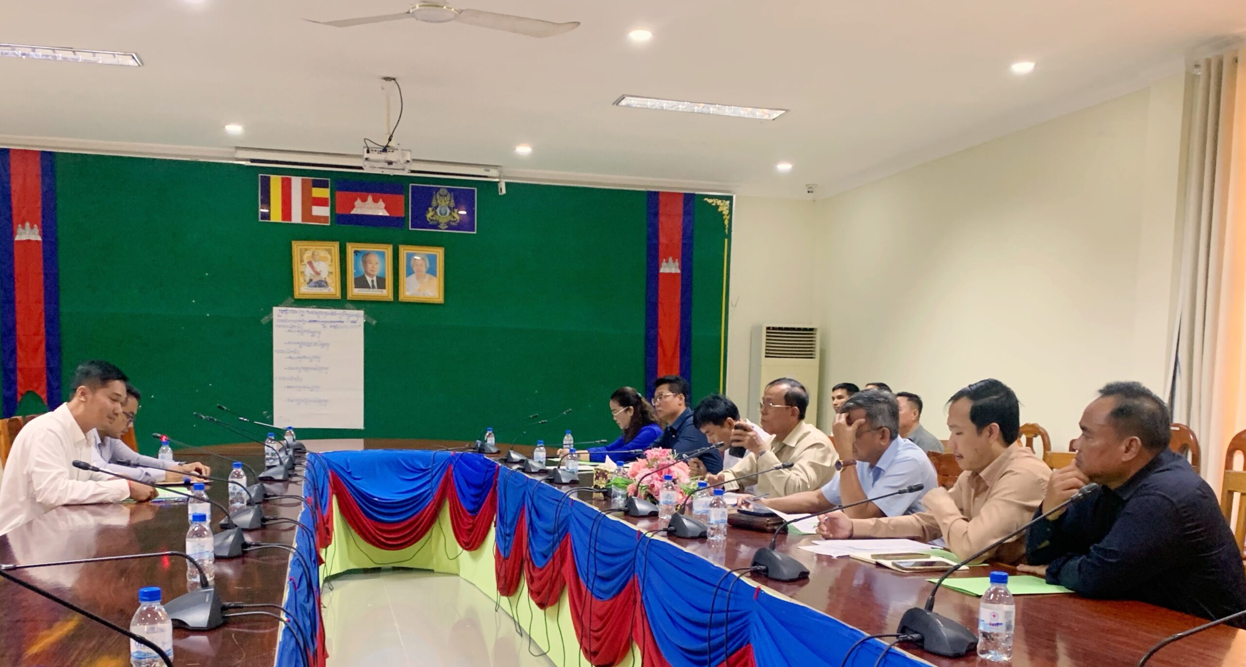 លោកបណ្ឌិត សំឃិត វៀន អភិបាលរង នៃគណៈអភិបាលខេត្តកោះកុង បានអញ្ជើញជាអធិបតី ដឹកនាំកិច្ចប្រជុំចរចាថ្លៃការងារចំនួន ០២គម្រោង គឺ១.ការងារជួសជុល និងពង្រីកផ្លូវក្រាលកៅស៊ូ AC ចំនួន ០២ខ្សែ និង២.ការងារសាងសង់អគារច្រកទ្វារព្រំដែនអន្តរជាតិចាំយាម (ជំហានទី១)