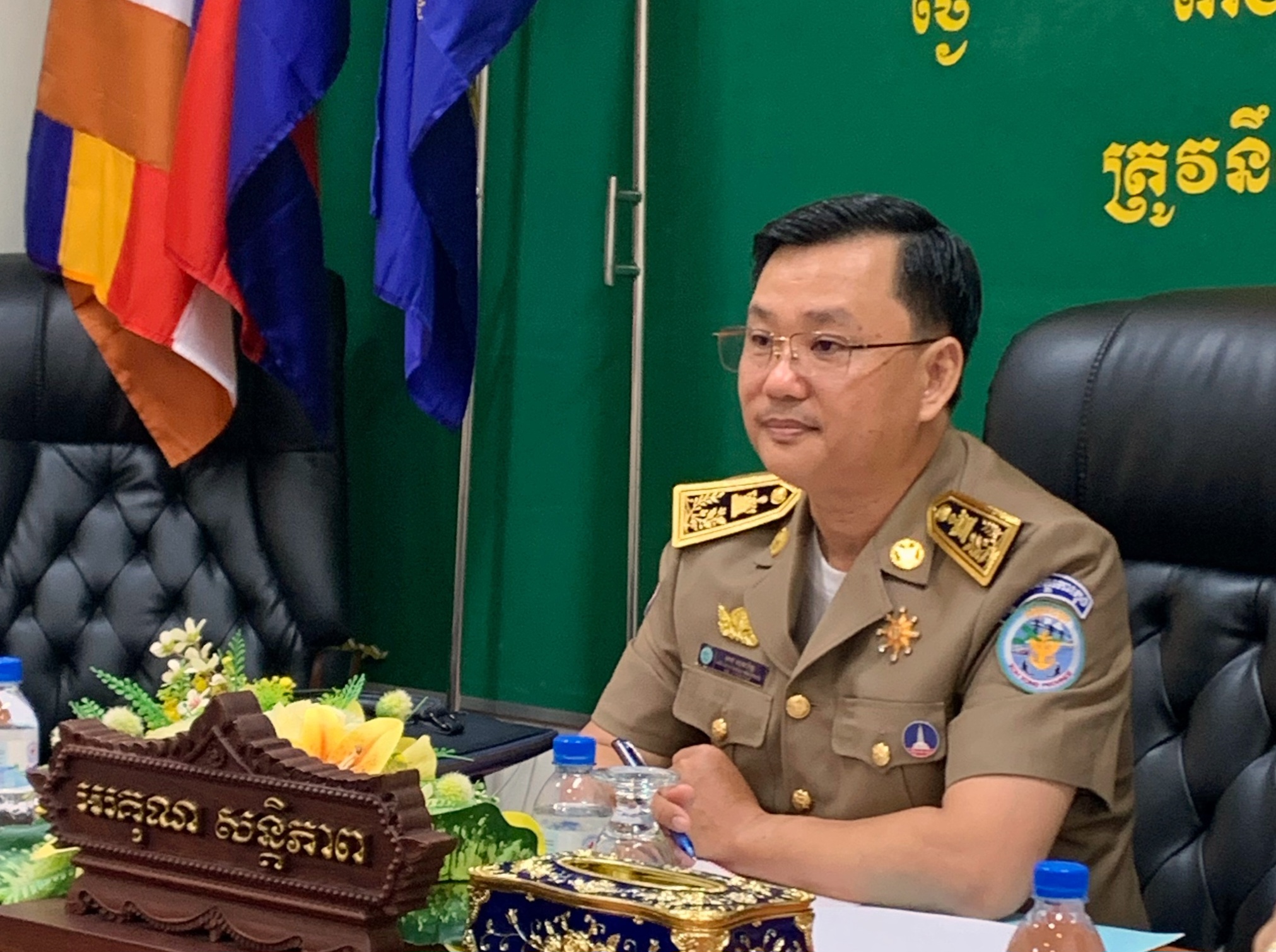 លោក អន សុធារិទ្ធ អភិបាលរង នៃគណៈអភិបាលខេត្តកោះកុង បានអញ្ជើញដឹកនាំកិច្ចប្រជុំពិភាក្សាពាក់ព័ន្ធករណីគេហទំព័រ UMA TV Online News ដែលបានចុះផ្សាយពាក់ព័ន្ធនឹងលោក យិន យួត ជំទប់ទី១ ឃុំអណ្តូងទឹក ស្រុកបូទុមសាគរ ខេត្តកោះកុង សុំច្បាប់ធ្វើផែទេសចរណ៍ ជាលក្ខណៈគ្រួសារ